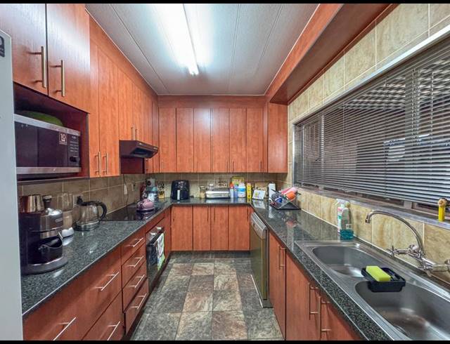 3 BEDROOM TOWNHOUSE FOR SALE IN ELDORAIGNE